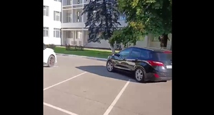 Справа - автомобиль, в котором уехали участники инцидента. Кадр видео из телеграм-канала Александра Сафронова https://t.me/redtemnik/5849