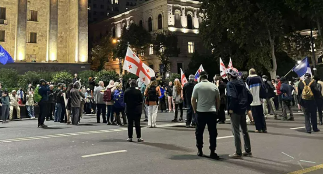 Протестующие у парламента Грузии. Скриншот фото "Интерпрессньюс" от 14.09.25, https://www.interpressnews.ge/ka/article/848715-parlamenttan-saprotesto-akcia-mimdinareobs.