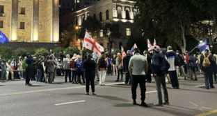 Протестующие у парламента Грузии. Скриншот фото "Интерпрессньюс" от 14.09.25, https://www.interpressnews.ge/ka/article/848715-parlamenttan-saprotesto-akcia-mimdinareobs.
