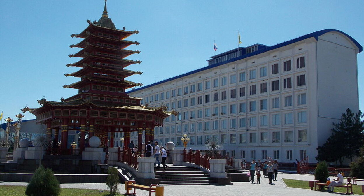 Здание парламента Калмыкии. Фото: Rartat / Wikimedia