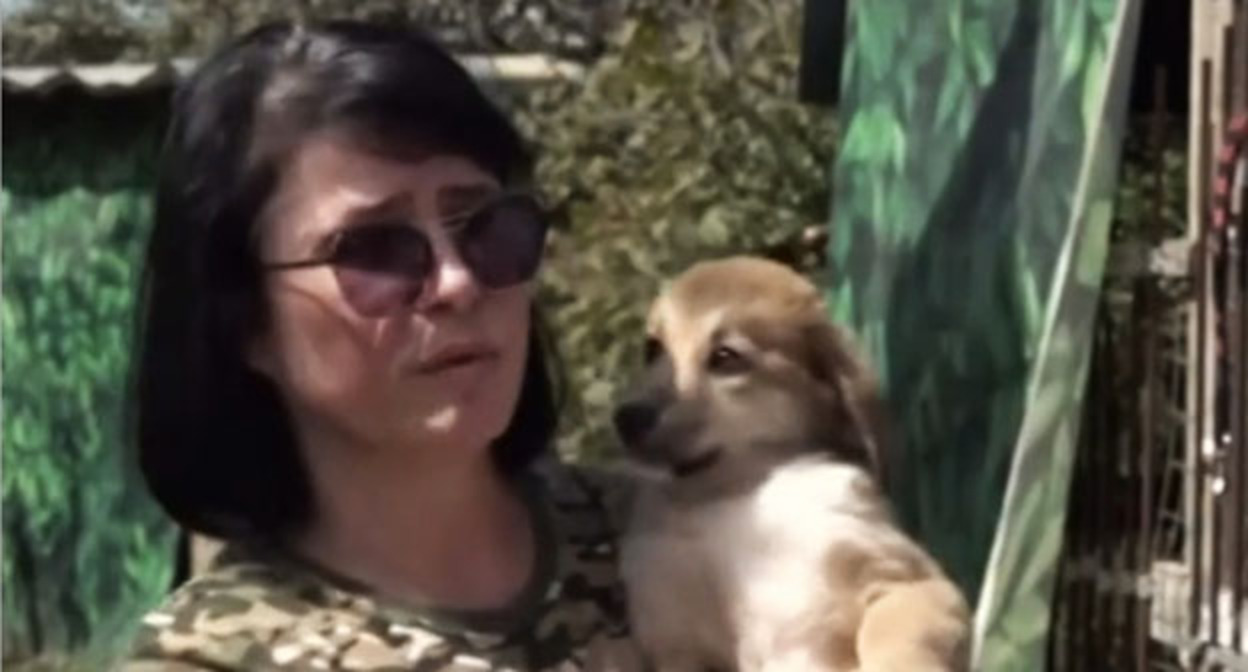 Ирина Карпова с щенком Дафной на руках. Кадр видеосюжета телеканала "Россия Дагестан".