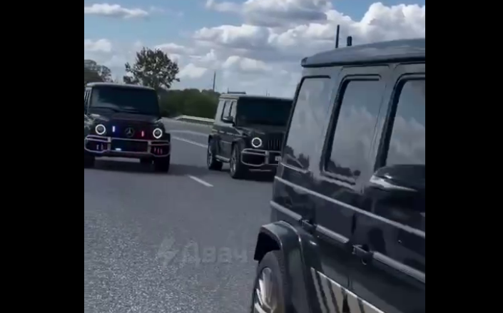 Кортеж машин в Чечне. Стоп-кадр видео из Telegram-канала "Живов" от 17.09.25, https://t.me/zhivoff/23246