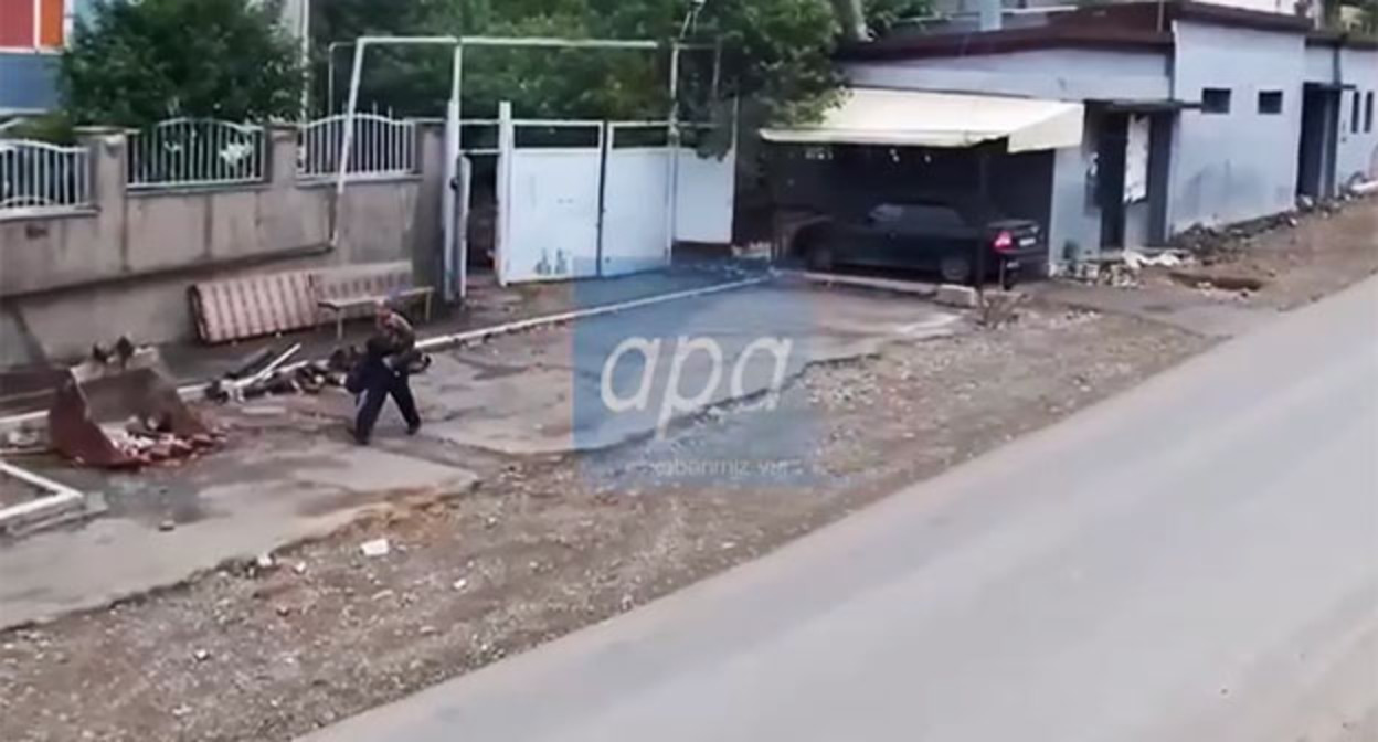 Кадр видео с Кареном Аванесяном в Степанакерте. Скриншот видео https://t.me/reartsakh/25854