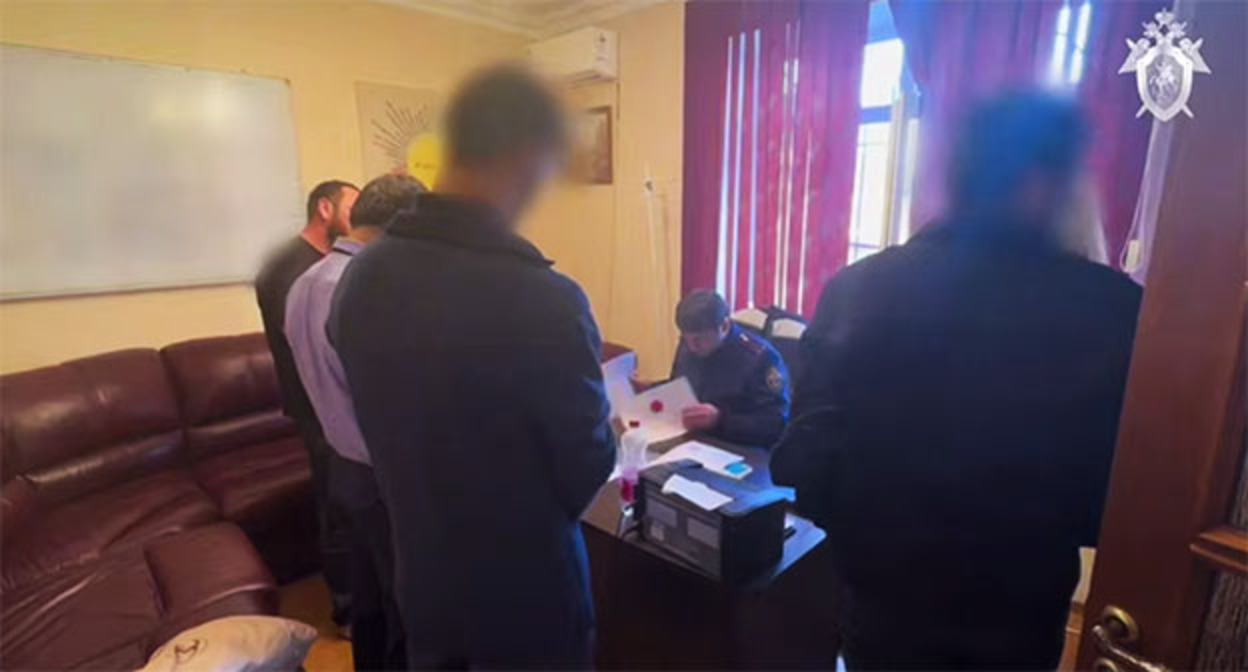 Задержанные сотрудники рехаба в Махачкале. 24 сентября 2025 г. Скриншот видео https://t.me/mash_gor/8901