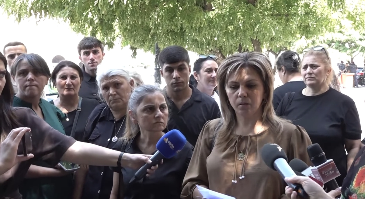 Родственники погибших карабахцев на акции у здания правительства Армении. Кадр видео AlphaNews / YouTube