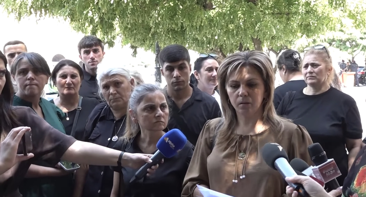 Родственники погибших карабахцев на акции у здания правительства Армении. Кадр видео AlphaNews / YouTube