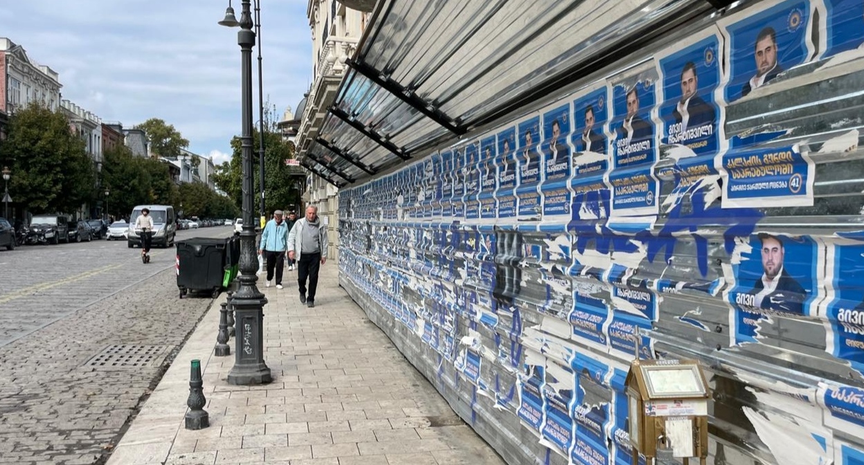 Предвыборные листовки на улице в Тбилиси. Фото Симона Какушадзе для "Кавказского узла".
