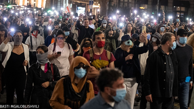 Акция протеста 8 октября. Участники протеста самостоятельно регулировали движение на проспекте Руставели. Скриншот фото Publika от 08.10.25, https://www.facebook.com/photo?fbid=1572090314190513&set=a.715406393192247 (деятельность компании Meta, владеющей соцсетью, запрещена в России).