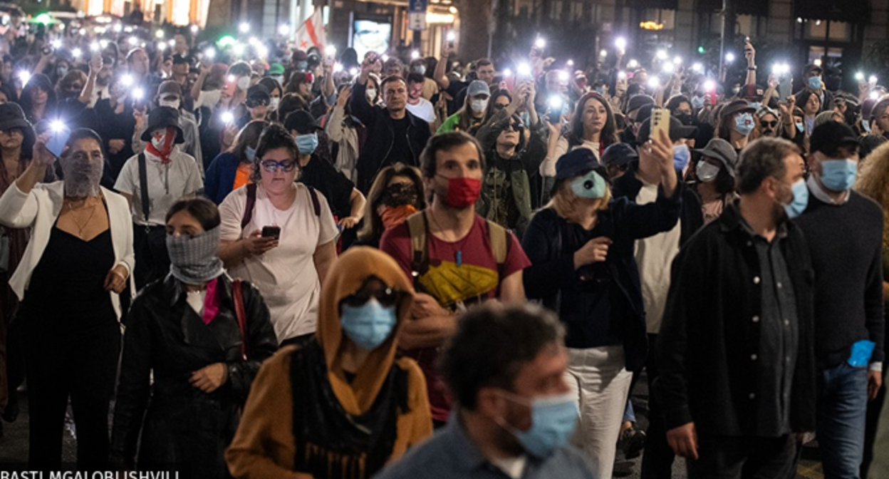 Акция протеста 8 октября. Участники протеста самостоятельно регулировали движение на проспекте Руставели. Скриншот фото Publika от 08.10.25, https://www.facebook.com/photo?fbid=1572090314190513&set=a.715406393192247 (деятельность компании Meta, владеющей соцсетью, запрещена в России).