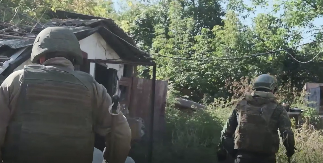 Российские бойцы. Стоп-кадр видео Минобороны России от 9.10.25, https://t.me/mod_russia/57396