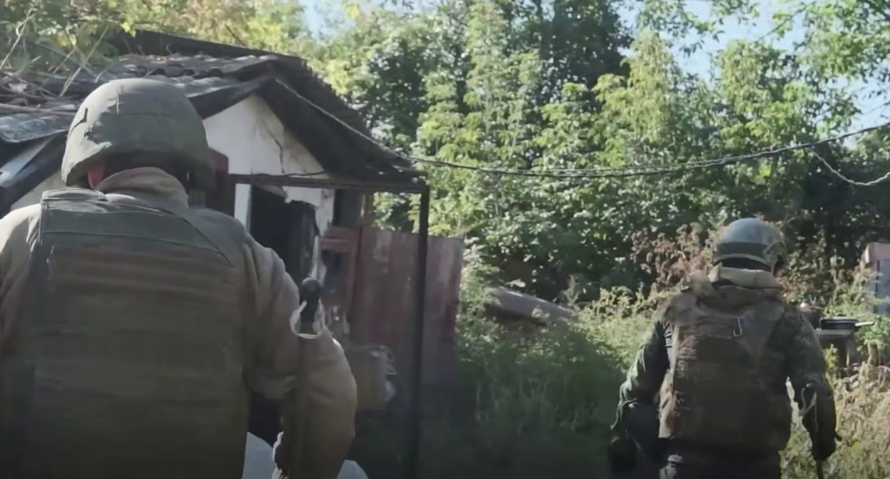 Российские бойцы. Стоп-кадр видео Минобороны России от 9.10.25, https://t.me/mod_russia/57396