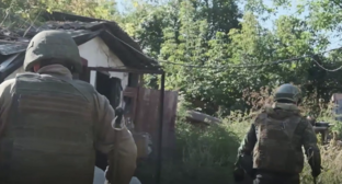 Российские бойцы. Стоп-кадр видео Минобороны России от 9.10.25, https://t.me/mod_russia/57396
